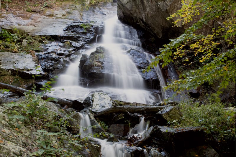 Cascada de comienzo de sendero de Apple Orchard Falls en Virginia