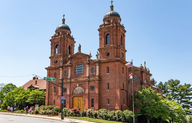 Basilica of St Lawrence - Nolichuckyjake - Shutterstock